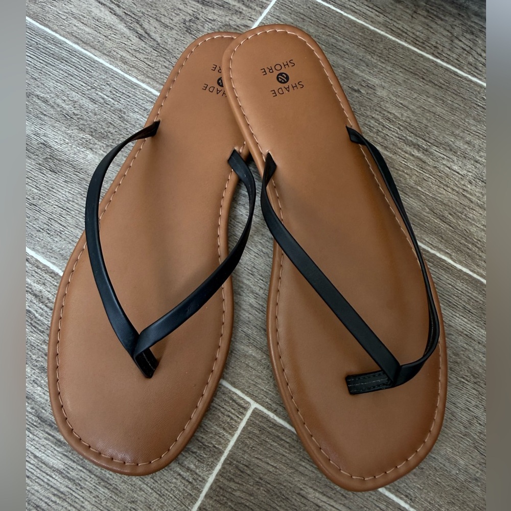 Shade & Shore Tan Footbed Flip Flop Sandals with Black Straps